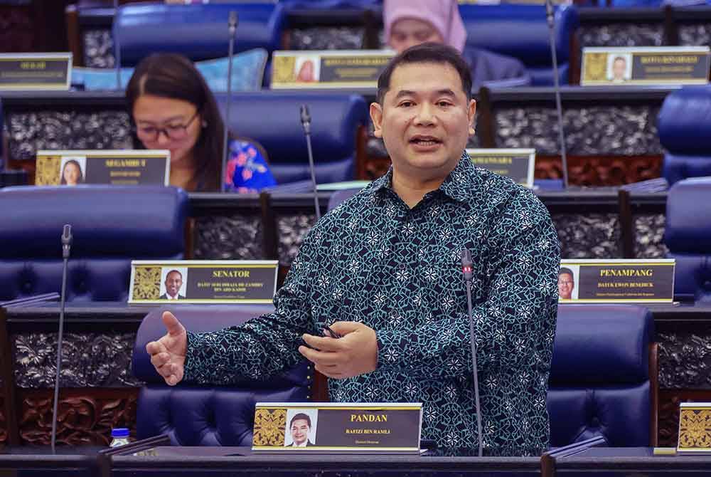 Menteri Ekonomi Rafizi Ramli ketika sesi soal jawab Pertanyaan-Pertanyaan Jawab Lisan pada persidangan Dewan Rakyat di Bangunan Parlimen pada Khamis. Foto Bernama