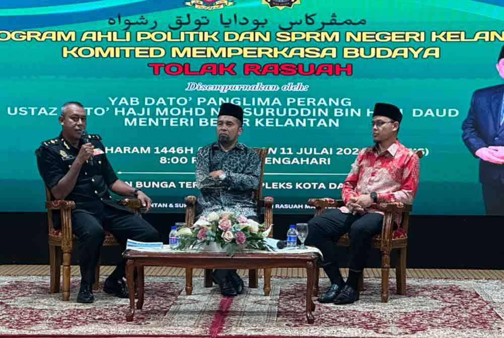 Rosli (kiri) ketika menjadi penceramah di Program Ahli Politik dan SPRM Kelantan Komited Memperkasa Budaya Tolak Rasuah.