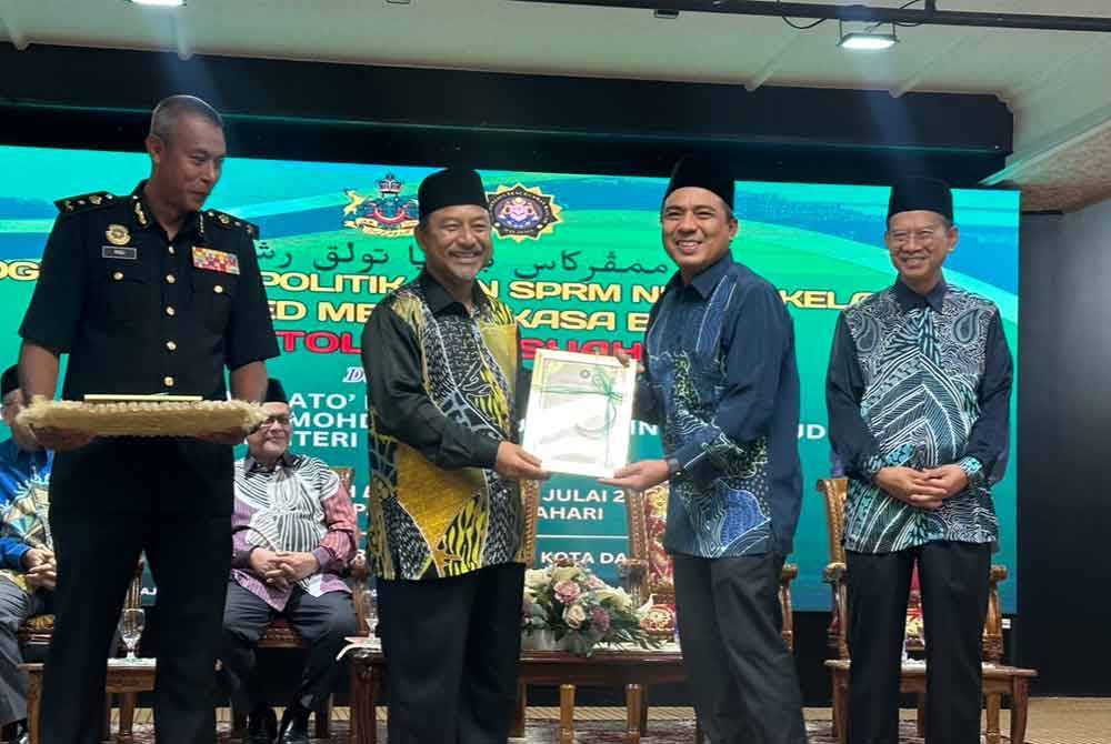 Mohd Nassuruddin (dua dari kiri) menyampaikan sijil penghargaan kepada peserta Program Ahli Politik dan SPRM Kelantan Komited Memperkasa Budaya Tolak Rasuah.