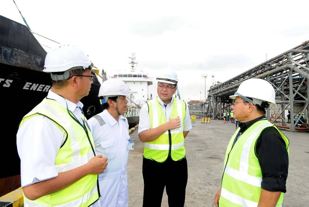 Azman Shah (tengah) bersama pengguna pelabuhan dan pihak berkepentingan semasa ‘walkabout’ di Southpoint. Foto Northport