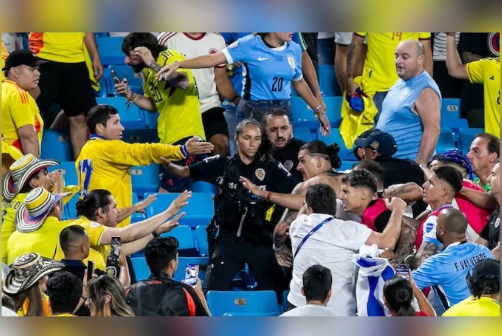 Nunez (lima dari kanan) ketika bertempur dengan penyokong-penyokong Colombia selepas perlawanan separuh akhir Copa America 2024 di Stadium Bank of America, Charlotte pada Khamis.