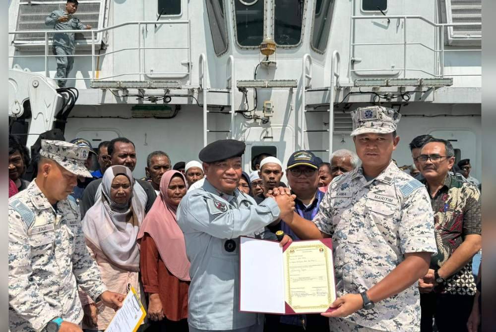 Majlis penyerahan disempurnakan oleh Timbalan Pengarah Operasi Maritim Negeri Johor, Kapten Maritim Kama Azri (dua dari kanan) dan Sigit S Widiyanto pula mewakili pihak KJRI.