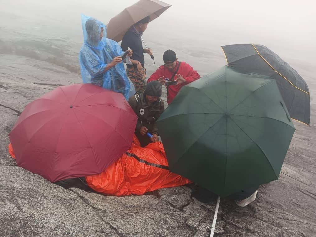 Pendaki wanita warga Singapura diberi rawatan awal selepas mengalami kecederaan bahagian kaki akibat tergelincir di Kilometer 8.2 Summit Trail, Gunung Kinabalu, Ranau.