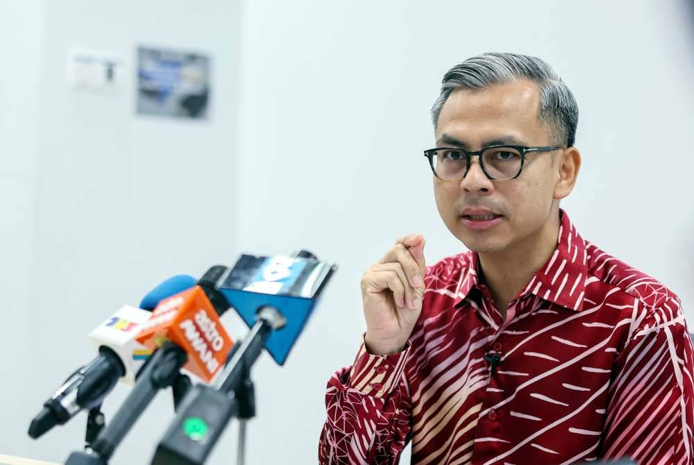 Fahmi bercakap sesi bersama media di Bangunan Parlimen pada Khamis. Foto Bernama