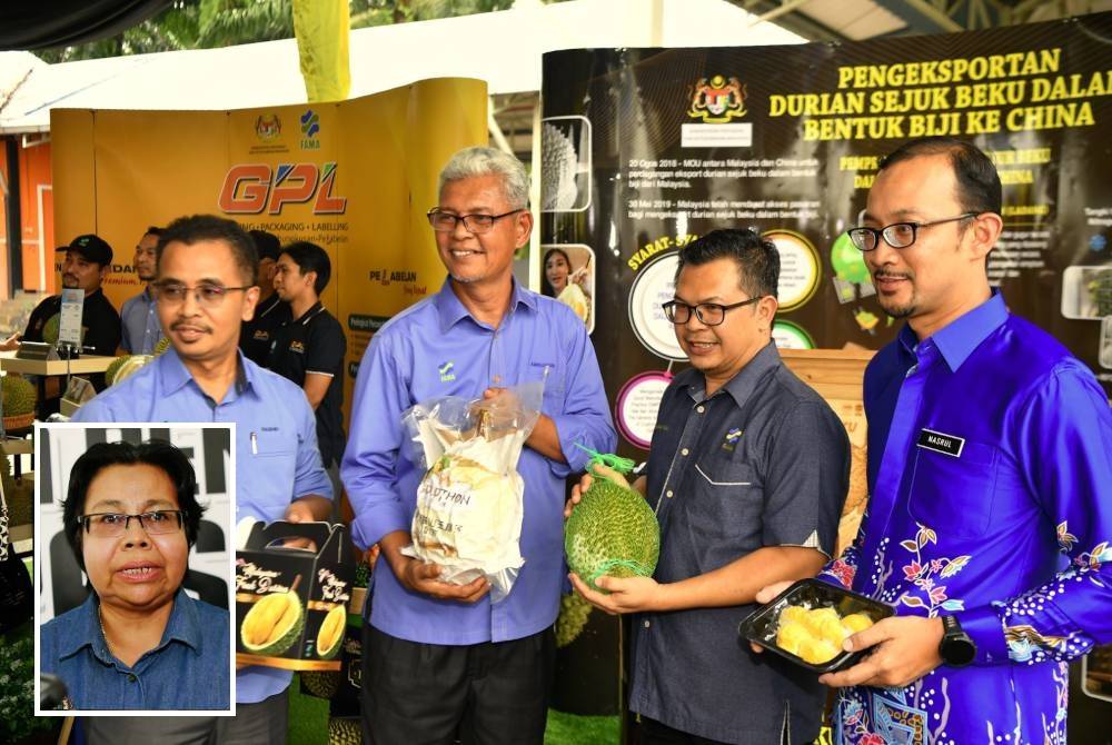 Aminuddin (dua dari kiri) ketika meninjau ruang pameran disediakan sempena sesi libat urus Kementerian Pertanian dan Keterjaminan Makanan bersama pengusaha durian bagi pasaran China di Pusat Operasi Fama Batu Kurau pada Khamis. (Gambar kecil: Nor Sam)