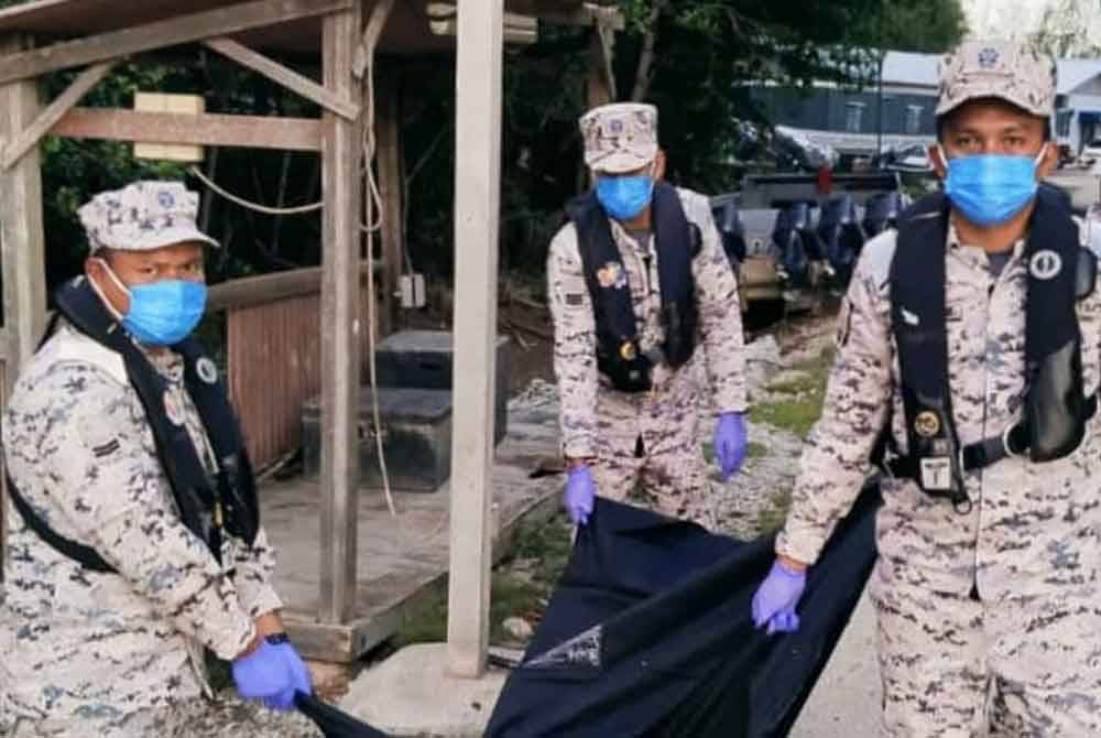 Mayat seorang lelaki ditemukan terapung dengan hanya berseluar panjang oleh pemancing di sekitar perairan Tanjung Tuan, di sini pada petang Khamis.