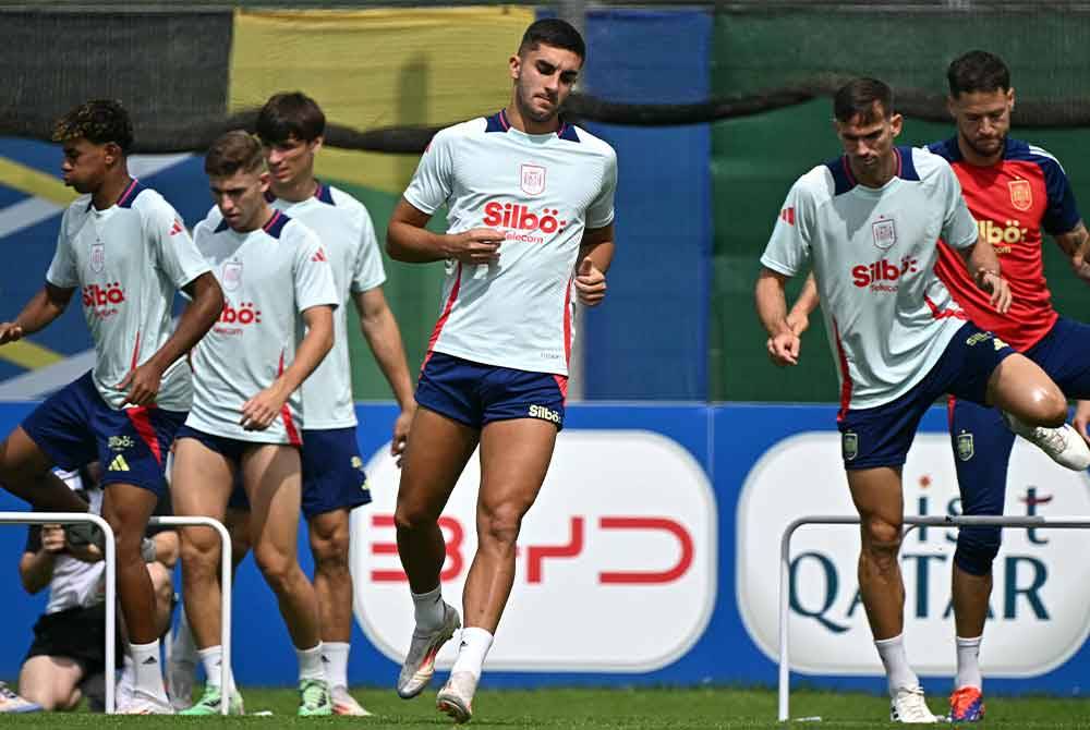 Pemain Sepanyol menjalani latihan menjelang perlawanan akhir Euro 2024 menentang England. - Foto: AFP