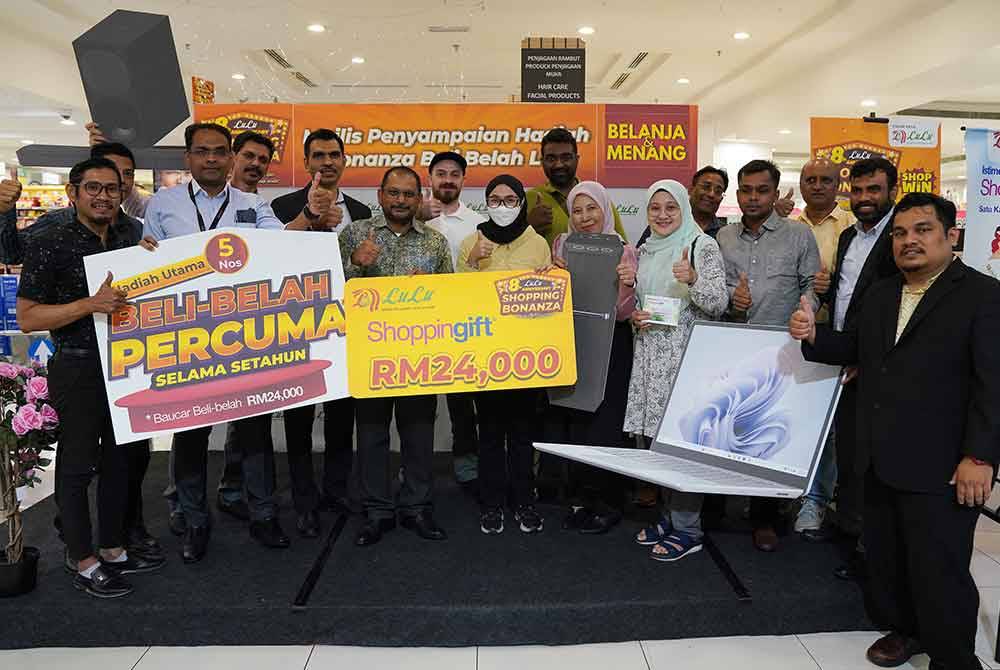 Pemenang hadiah utama serta pemenang mingguan bergambar bersama pada majlis penyampaian hadiah di LuLu Capsquare pada Khamis. Foto: ROSLI TALIB