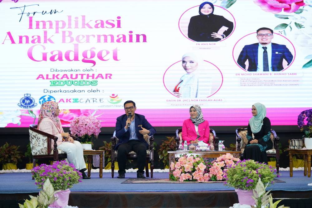 Dari kiri: Moderator, Anis Nor, Mohd Shawani, Fadilah dan Zarina pada forum bertajuk Implikasi Gajet Pada Kanak-Kanak.