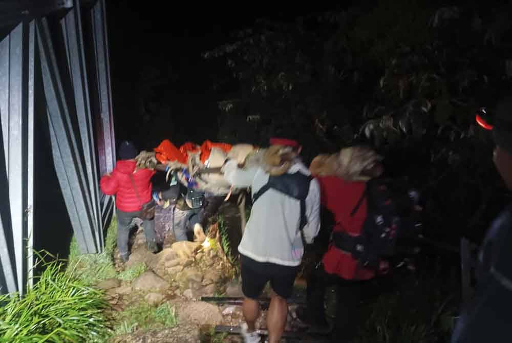 Mangsa dibawa turun oleh MOSAR selepas tergelincir dan terjatuh sehingga menyebabkan berlaku hentakan pada bahagian belakang pinggang sekali gus menyukarkan mangsa berjalan turun.