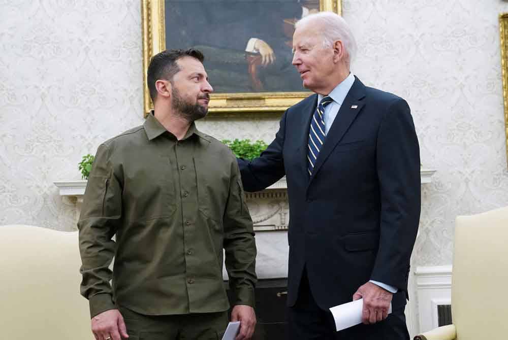 Biden dan rakan sejawatnya, Zelenskyy ketika pertemuan di luar sidang kemuncak Pertubuhan Perjanjian Atlantik Utara (NATO) di Washington.