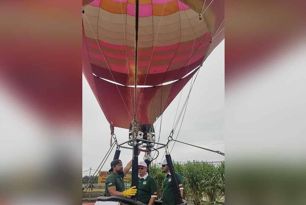 Tengku Amir Shah (kanan) dan diiringi Rizam (dua kanan) bersama jurupandu menaiki belon panas sempena Program Gagasan Rumpun Selangor pada Jumaat di Taman Agroteknologi MARDI Tanjong Karang di sini pada Jumaat.