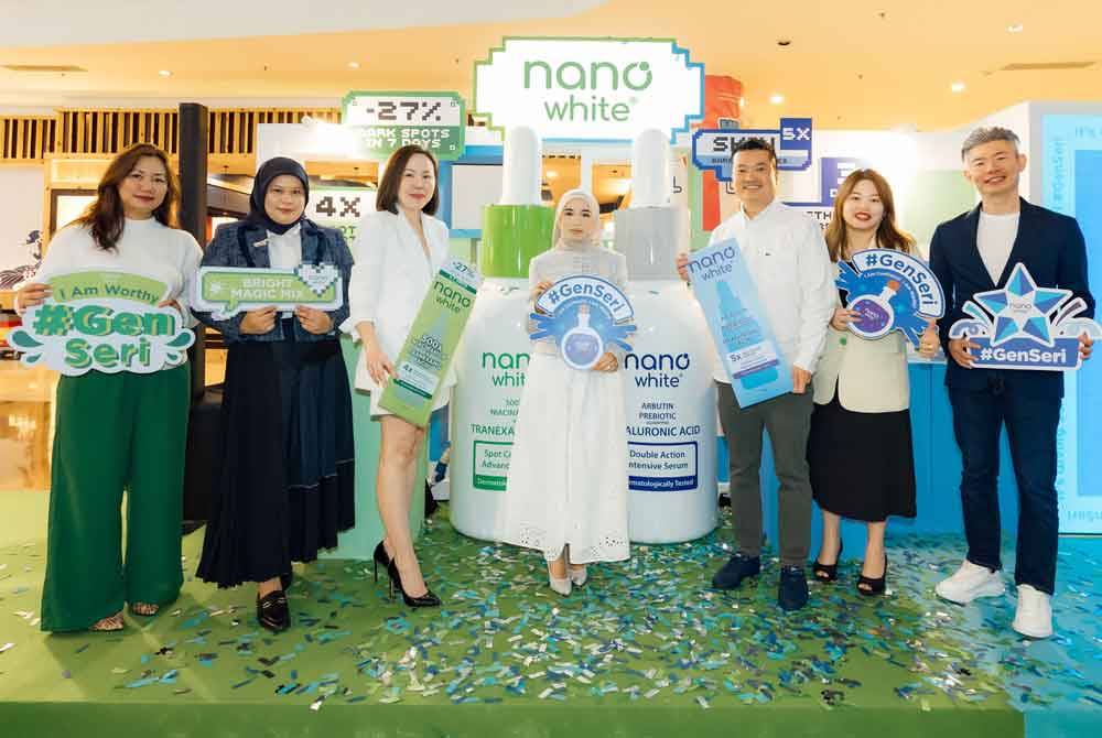 Dari kiri, Eksekutif Kategori Kanan Guardian Health And Beauty Sdn Bhd (Guardian) Fatin; Pengurus Kategori Kanan Guardian, Anashalwa; Pengurus Besar Penjagaan Kecantikan (Kulit & Kosmetik) Guardian Tiffany Choo; Rakan Kongsi Nanowhite, Iman Troye; Ketua Perniagaan Antarabangsa Tohtonku, Teh Boon Kiat; Cecilia dan Pengarah Alternatif untuk Tohtonku, Kelvin Lim.