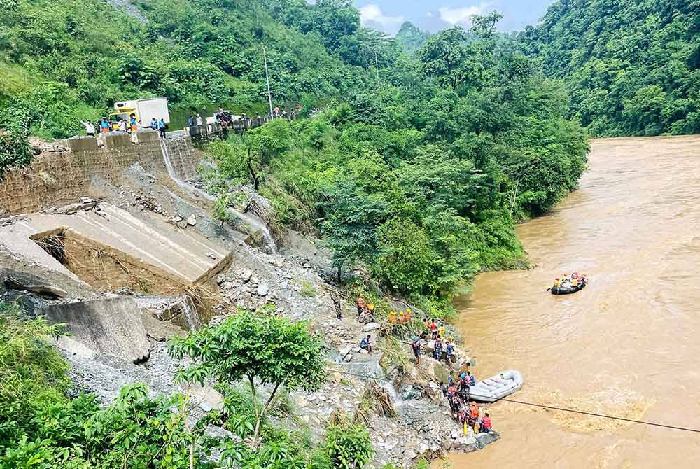 Pasukan penyelamat melakukan pencarian mangsa kejadian dua buah bas hilang di dalam sungai Trishuli di Simaltar, Nepal pada Jumaat. Foto AFP