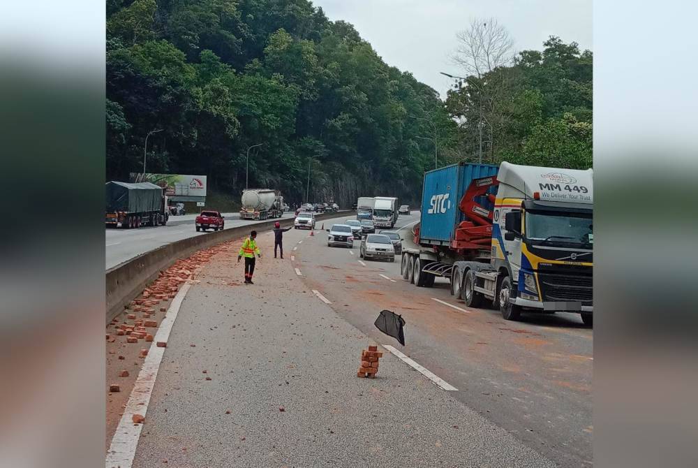 Kemalangan mengakibatkan lorong kecemasan, tengah dan laju terhalang.