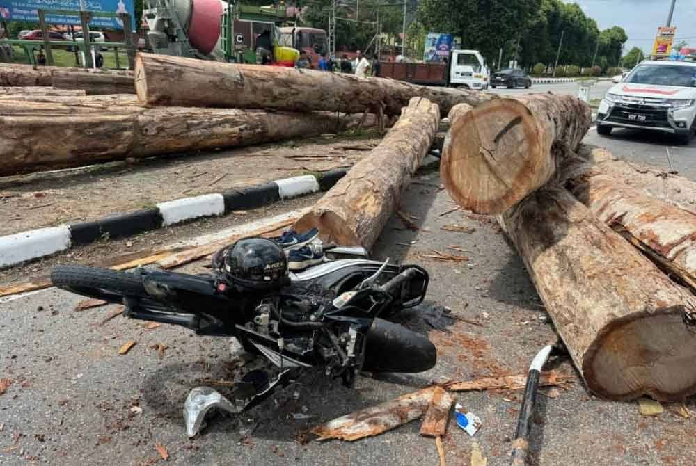 Keadaan motosikal Siti Norelyana yang remuk dihempap kayu balak dalam kejadian di Persimpangan Bendahara Jalan Gua Musang-Kuala Krai, Gua Musang pada Selasa.