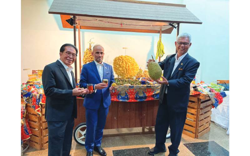 Dari kiri: Pengarah Urusan MegaXpress International, Hamzah Abdullah; PesuruhjayaTinggi Malaysia ke Singapura, Datuk Dr Azfar Mohamad Mustafar dan Pengerusi FAMA, Aminuddin Zulkipli bergambar bersama buahbuahan yang bakal ditampilkan di Expo Malaysia Fest 2024.