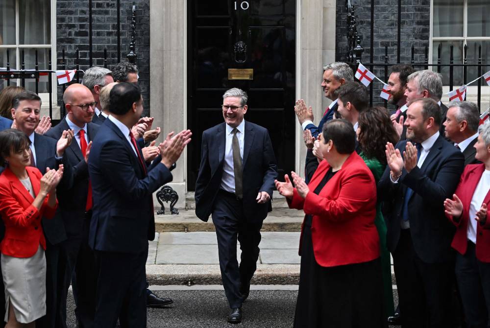 Perdana Menteri Britain baharu, Starmer diberikan tepukan gemuruh sebaik sahaja melangkah keluar di Downing Street, London.