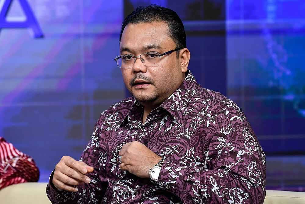 Datuk Paduka Maharaja Lela, Datuk Azuan Effendy Zairakithnaini pada temu bual pada sesi Ruang Bicara bertajuk “Istiadat Pertabalan Payung Mahkota ; Daulat Bertakhta yang dihoskan Wan Syahrina Wan Ab. Rahman di Wisma Bernama, pada Jumaat. Foto Bernama