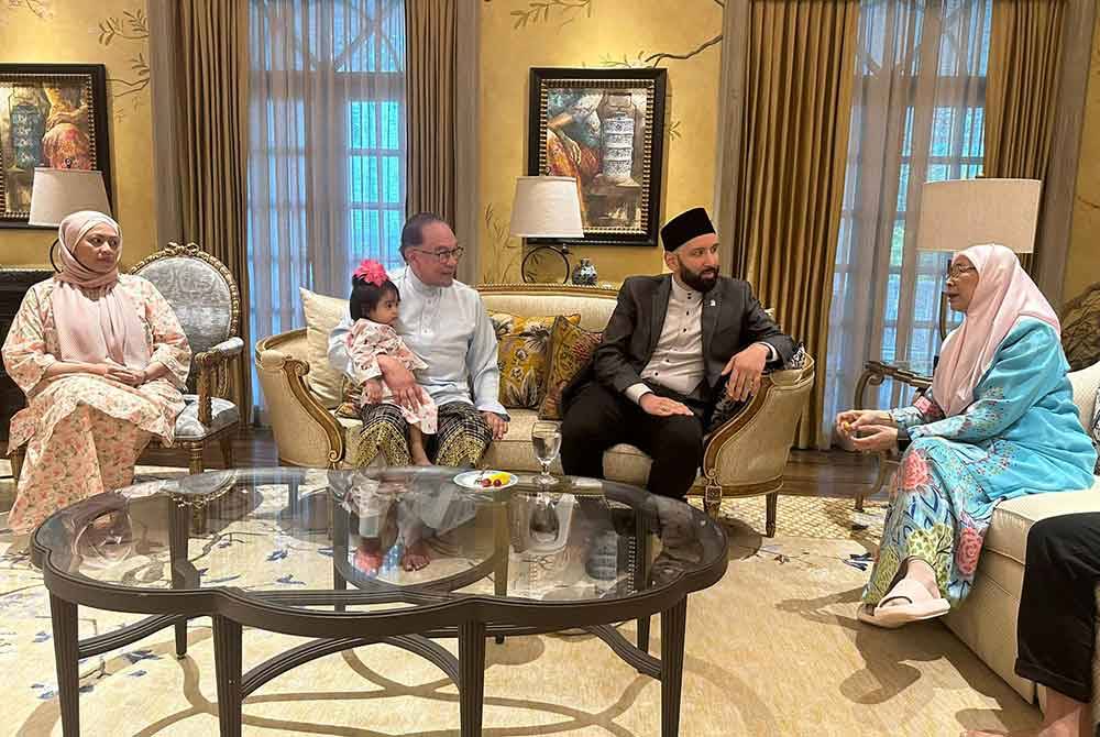 Anwar (dua dari kanan) dan Dr Wan Azizah (kanan) meluangkan masa bertemu pendakwah tersohor Amerika Syarikat, Dr Omar Suleiman (dua dari kanan) di kediamannya. Foto FB Anwar Ibrahim