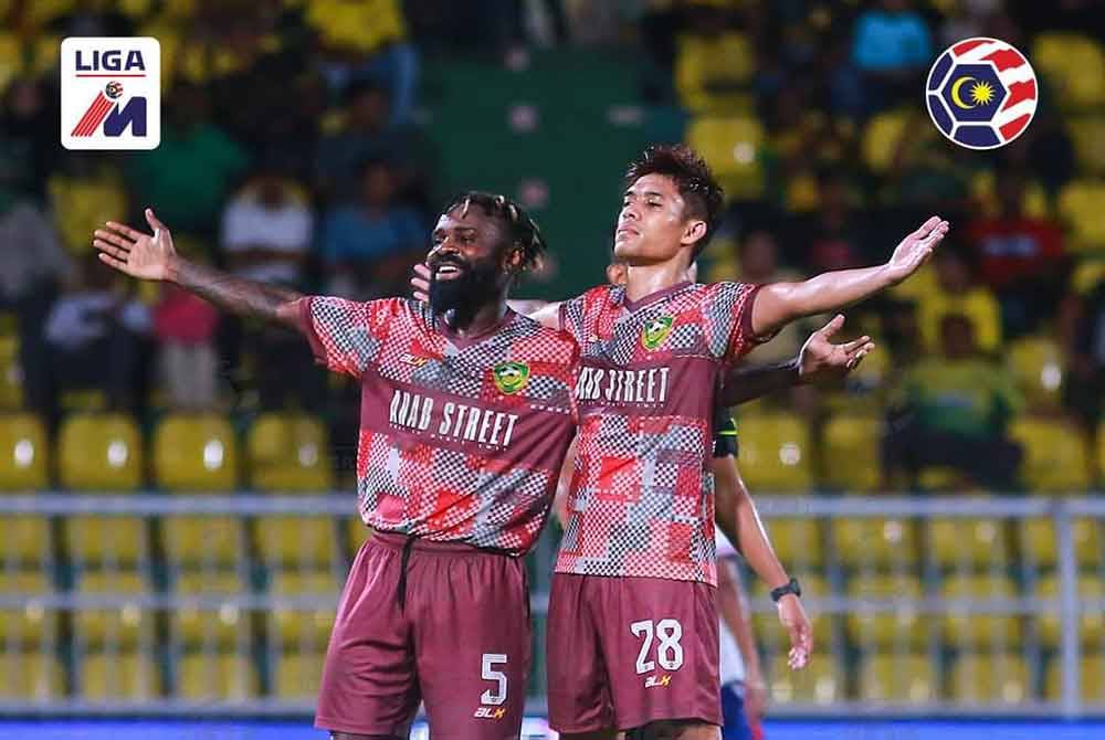 Syafiq Ahmad (kanan) menjaringkan salah satu gol menarik membantu KDA FC menewaskan KDN FC 3-0 pada saingan Liga Super pada malam Jumaat. FOTO MALAYSIAN FOOTBALL LEAGUE