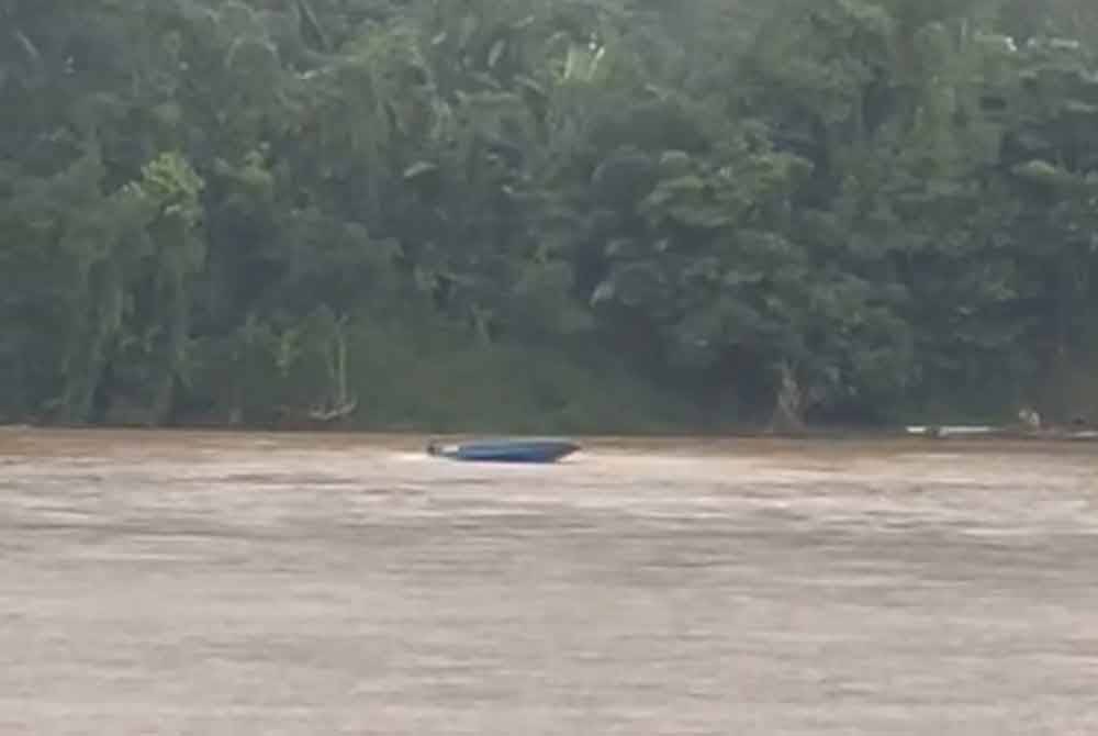 Pihak Bomba sedang menjalankan pencarian di lokasi dipercayai mangsa terjatuh di Sungai Pahang pada Sabtu. Foto Bomba Pahang