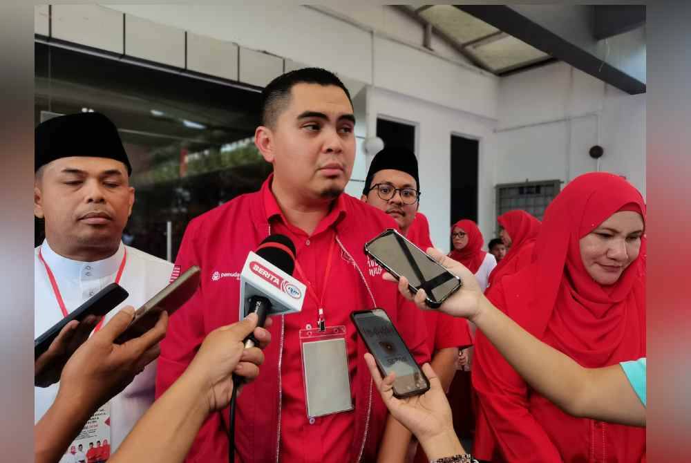 Dr Muhamad Akmal (tengah) ketika ditemui selepas Majlis Perasmian Mesyuarat Perwakilan, Wanita, Pemuda dan Puteri UMNO Bahagian Pendang di Dewan Cenderawasin, petang Jumaat.