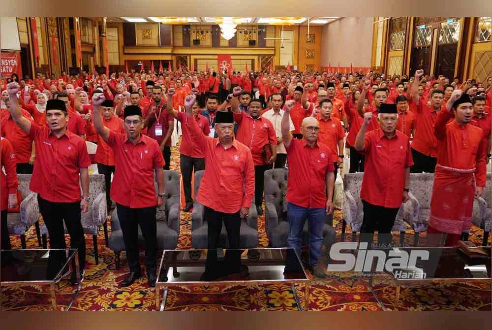 Muhyiddin (empat dari kanan) menghadiri Konvensyen Bersatu di Pusat Konvensyen Ideal (IDCC) Selayang pada Sabtu. FOTO SINAR HARIAN - ROSLI TALIB