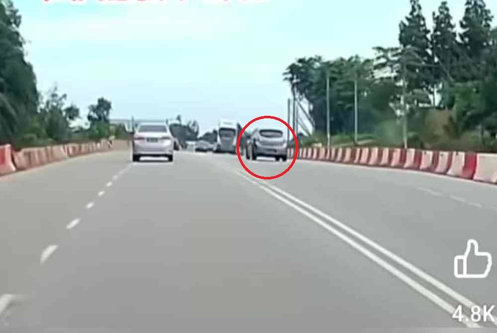 Video tular memaparkan sebuah kereta memandu melawan arus di Jalan Ayer Hitam-Kluang, Batu Pahat baru-baru ini