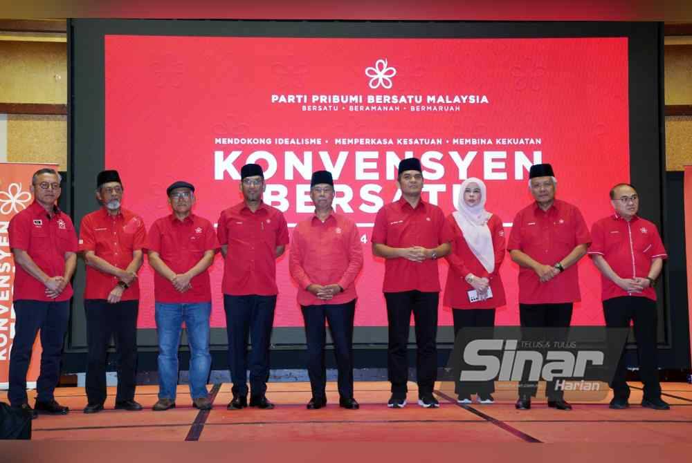 Muhyiddin (tengah) bersama Kepimpinan Tertinggi Bersatu pada Konvensyen Bersatu 2024 yang diadakan pada Sabtu. Foto Sinar Harian-Rosli Talib