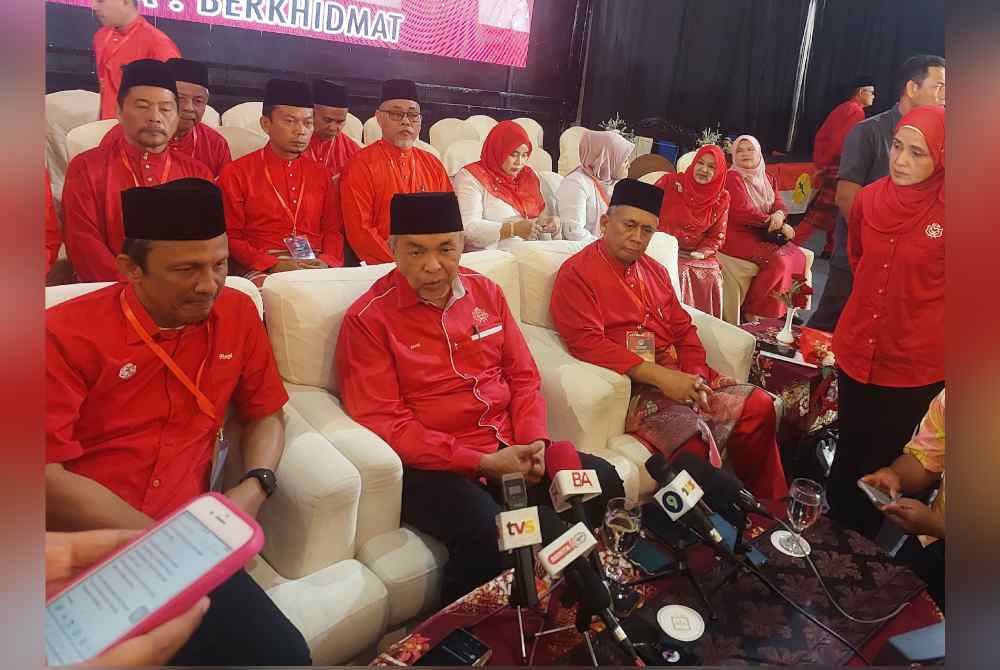 Ahmad Zahid (tengah) ketika sidang akhbar selepas merasmikan Majlis Perasmian Mesyuarat Perwakilan UMNO Bahagian Kuala Nerus