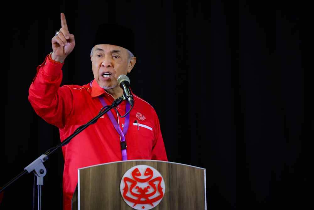 Presiden UMNO Datuk Seri Dr Ahmad Zahid Hamidi menyampaikan ucapan pada Majlis Perasmian Mesyuarat UMNO Bahagian Kuala Nerus Kali Ke-36 pada Sabtu. Foto Bernama