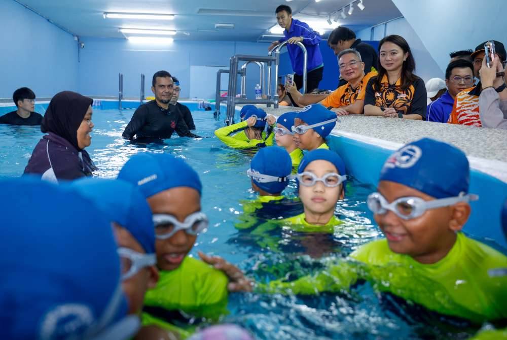 Menteri Belia dan Sukan, Hannah Yeoh (tiga dari kanan) semasa melihat aktiviti renang yang berlansung pada majlis Perasmian Program Kemahiran Latihan Asas Sukan (KLAS) Renang Parlimen Kota Melaka di RNJ Swimming Academy, Kota Laksamana pada Sabtu. Foto Bernama