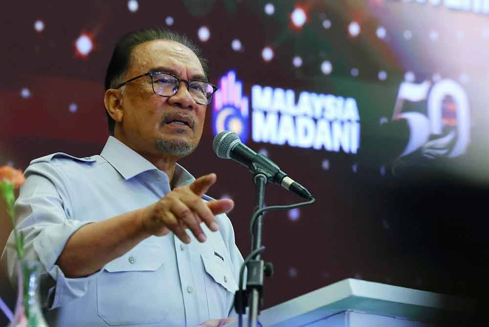 Perdana Menteri, Datuk Seri Anwar Ibrahim ketika berucap pada Majlis Sambutan Jubli Emas Penubuhan Kesatuan Perkhidmatan Perguruan Kebangsaan Semenanjung Malaysia (NUTP) di sebuah hotel pada Sabtu. Foto Bernama