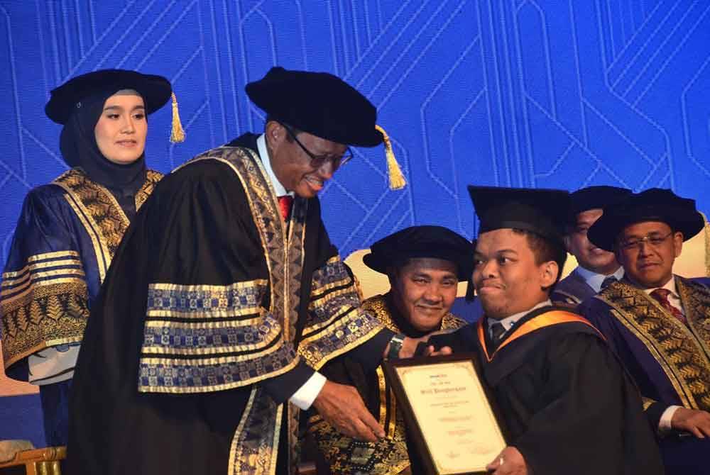 Ahmad Shabery menyampaikan sijil Anugerah Khas kepada Ahmad Syamil.