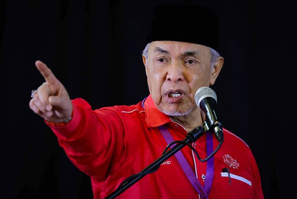 Ahmad Zahid menyampaikan ucapan pada Majlis Perasmian Mesyuarat UMNO Bahagian Kuala Nerus Kali Ke-36 pada Sabtu. - Foto Bernama