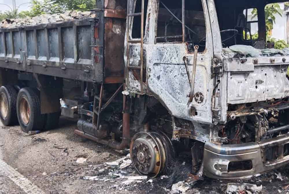 Sebuah lori membawa muatan batu terbakar dalam kejadian dekat Jalan Indah 1, Taman Serendah, pada Sabtu.