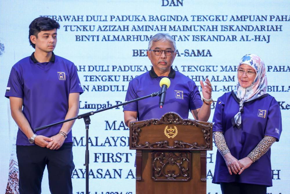 Al-Sultan Abdullah (tengah) berkenan bertitah pada Majlis Pelancaran ‘Malaysia Book of Records - First LRT Coach Reef’ di Pulau Tioman pada Sabtu. Foto Bernama