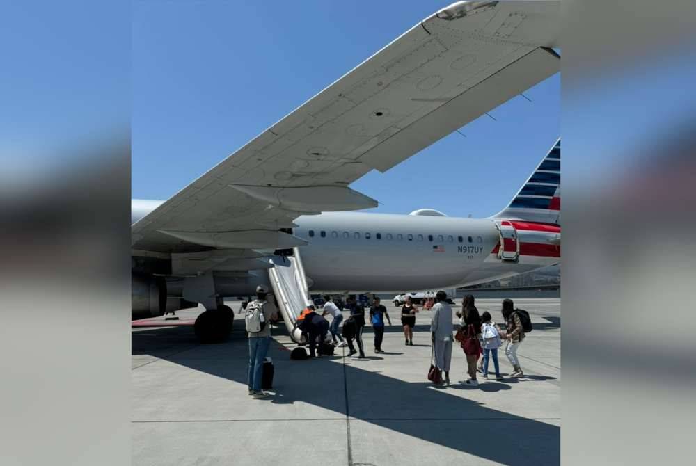 Asap dari komputer riba milik penumpang mendorong pemindahan pesawat American Airlines di Lapangan Terbang Antarabangsa San Francisco pada Jumaat. Foto Mati Cesario