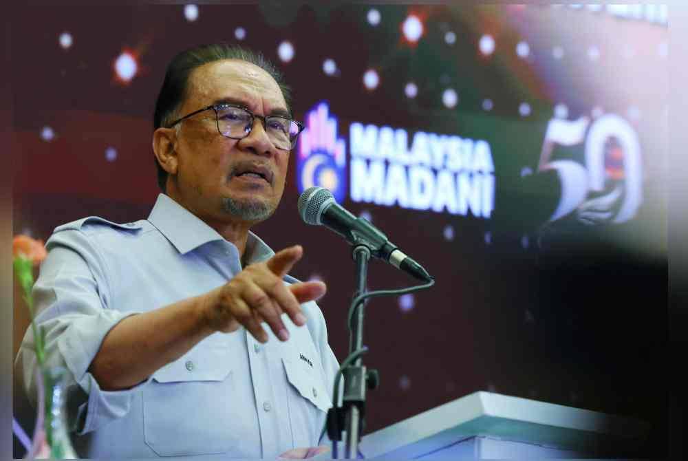 Anwar ketika berucap pada Majlis Sambutan Jubli Emas Penubuhan NUTP di sebuah hotel pada Sabtu. Foto Bernama