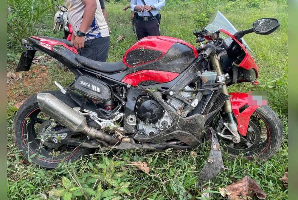 Keadaan motosikal mangsa yang terbabas dalam kemalangan di Kampung Rahmat, Rantau Panjang pada Jumaat.