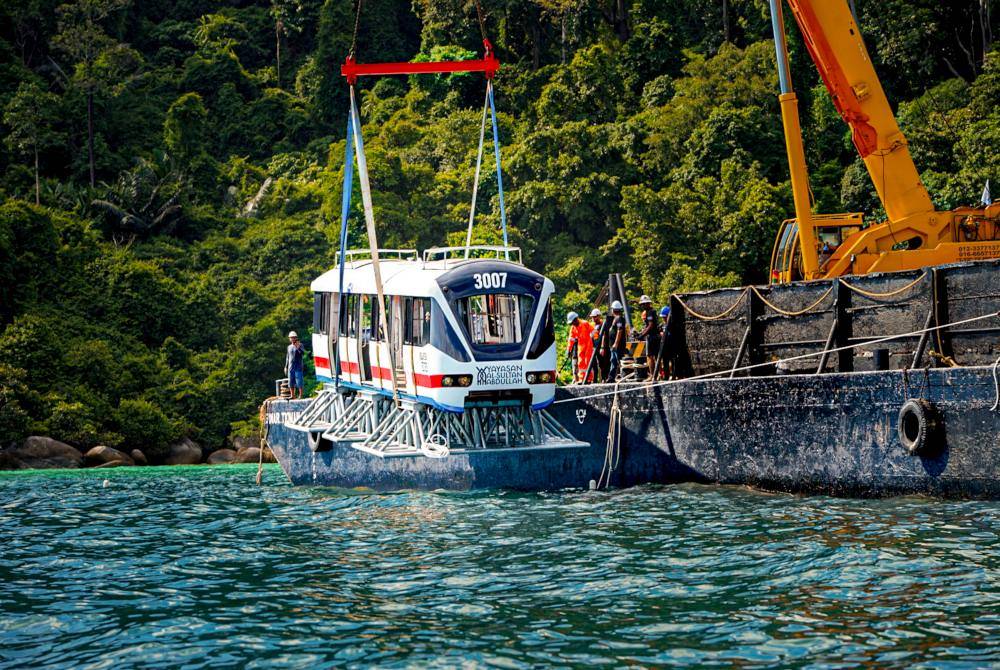 Pasukan dari Yayasan Al-Sultan Abdullah menjalankan kerja menenggelamkan dua gerabak LRT ke dasar laut Monkey Bay, Tioman pada 9 dan 10 Julai lalu. Foto Bernama