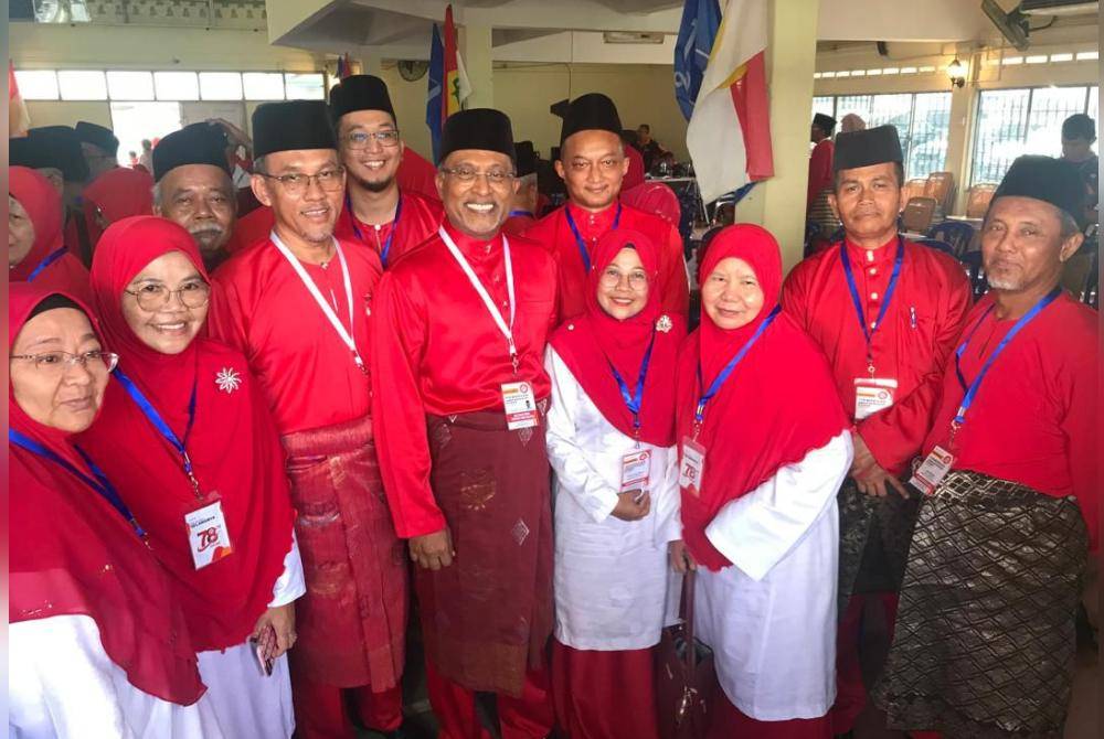 Md Jais (tiga kiri) dan Dr Zambry Abdul Kadir (empat kiri) bersama sebahagian perwakilan UMNO yang hadir dalam Mesyuarat Perwakilan UMNO Bahagian Kluang di Dewan Kampung Melayu, Kluang pada Sabtu.