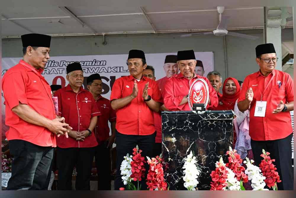 Ahmad Zahid (dua kanan) menyempurnakan gimik perasmian Mesyuarat Perwakilan UMNO Bahagian Besut di Kem Seri Keluang pada Sabtu. Foto Bernama