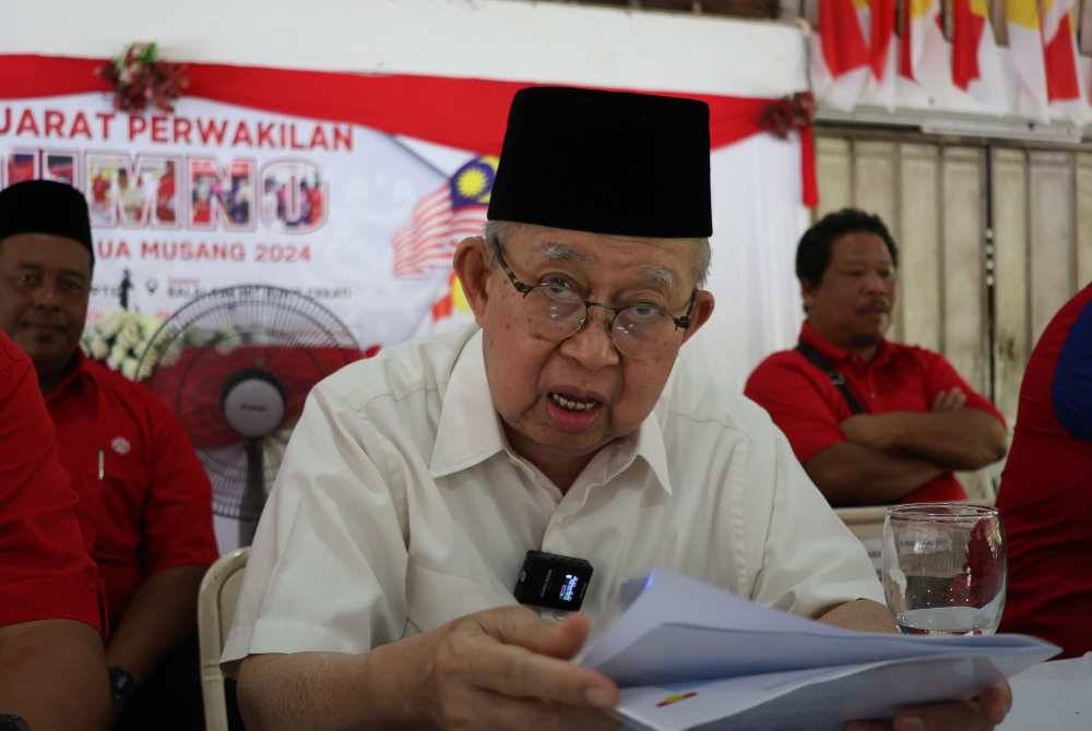 Tengku Razaleigh ketika ditemui pemberita selepas Mesyuarat Perwakilan UMNO Bahagian Gua Musang 2024 di Balai Rakyat Bukit Cekati Gua Musang pada Sabtu. Foto Bernama