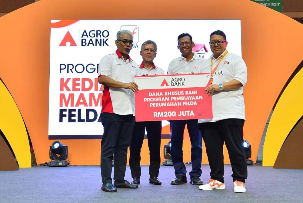 Tengku Ahmad Badli Shah (kiri), Yunos (dua dari kiri), Ahmad Shabery (dua dari kanan) dan Mahadzir ketika bergambar dalam sesi penyerahan cek Agrobank RM200 juta di MAEPS, Serdang pada Sabtu.