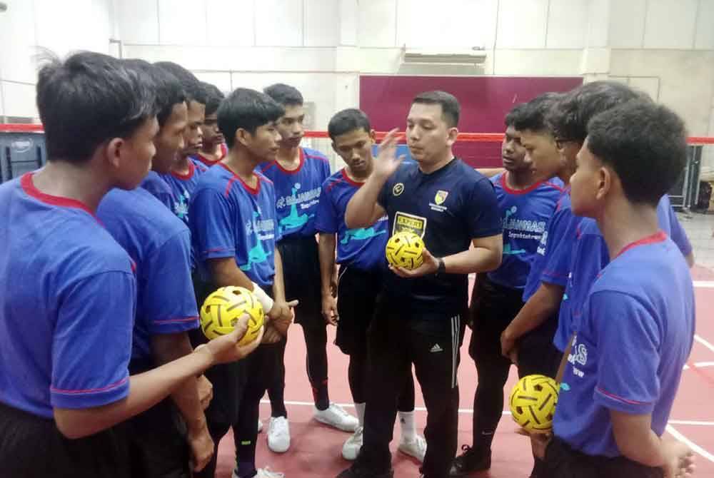 Mohd Syazwan (empat dari kanan) yakin anak buahnya mampu menyumbangkan pingat dalam Sukma.