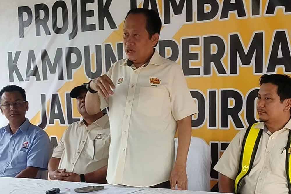 Ahmad Maslan (tengah) ketika melawat tapak pemasangan jambatan bailey Kampung Permatang Sepam, Benut, pada Sabtu.