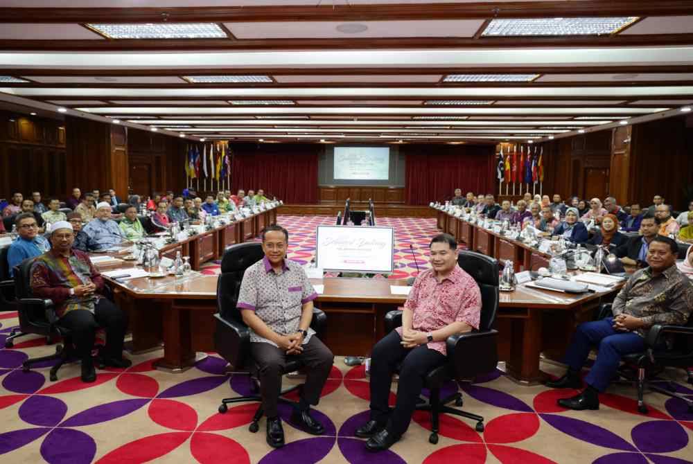 Rafizi bersama Ahmad Samsuri ketika mengadakan sesi libat urus mengenai pembangunan teknologi CCUS di Wisma Darul Iman pada Ahad.