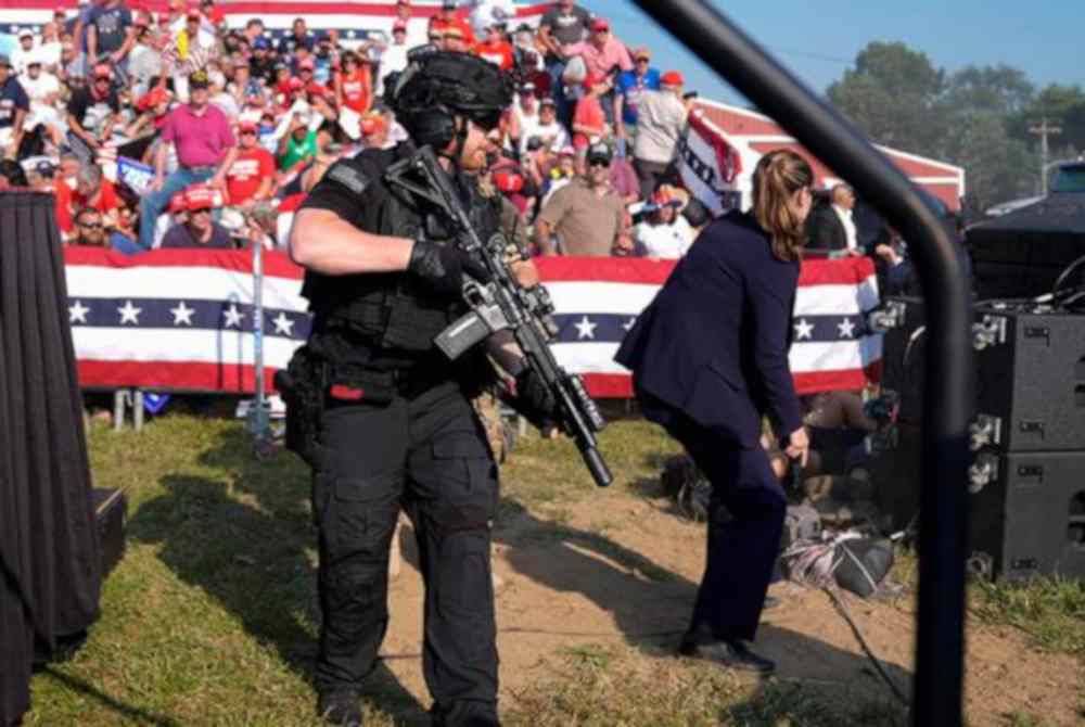 FBI masih belum mengenal pasti suspek penembak dalam serangan terhadap bekas Presiden Donald Trump di Pennsylvania. Foto AP